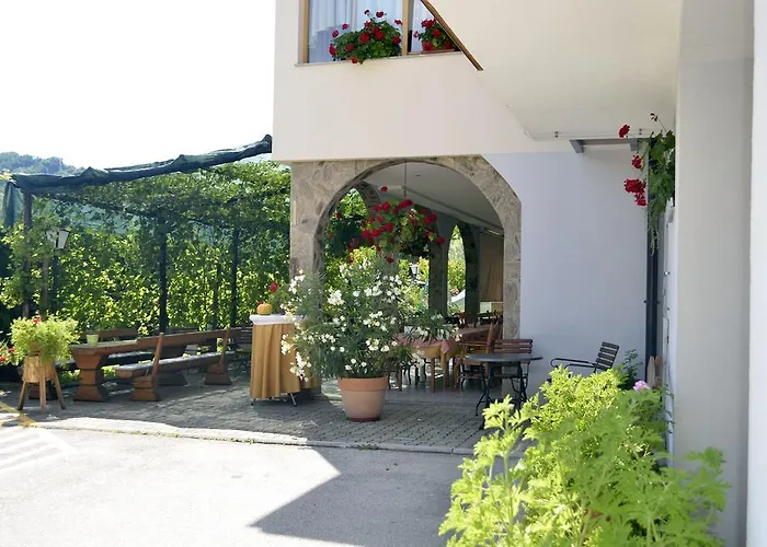 بيت ضيافة Gostisce Jutrisa 4*